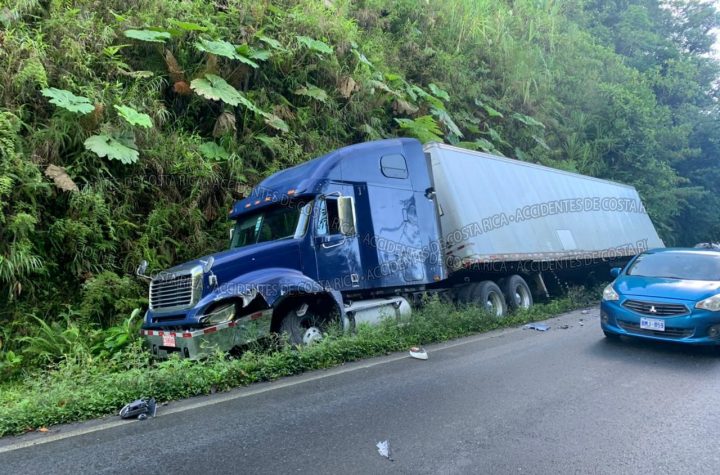 EL VEHICULO PESADO POSTERIOR AL IMPACTO DE SALIO DE LA VIA