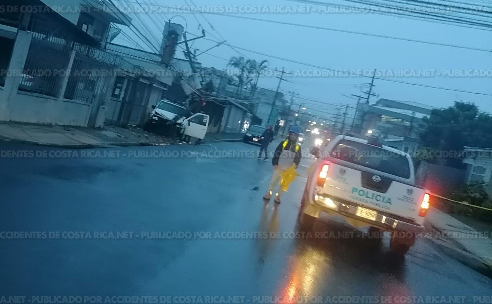 CARTAGO | Vehiculo choca contra poste y conductor abandona la escena ...