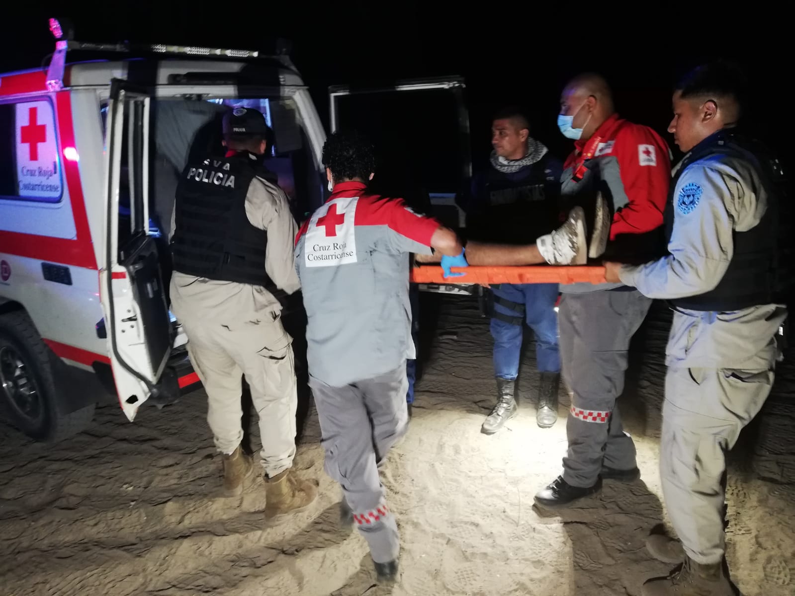 Guardacostas y cruzrojistas auxiliaron a joven accidentado tras caer de ...