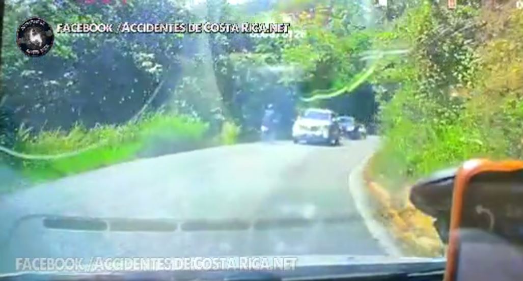 EN VIDEO | SE SALVO ! MOTOCICLISTA SE SALE DE LA VIA Y CASI COLISIONA ...