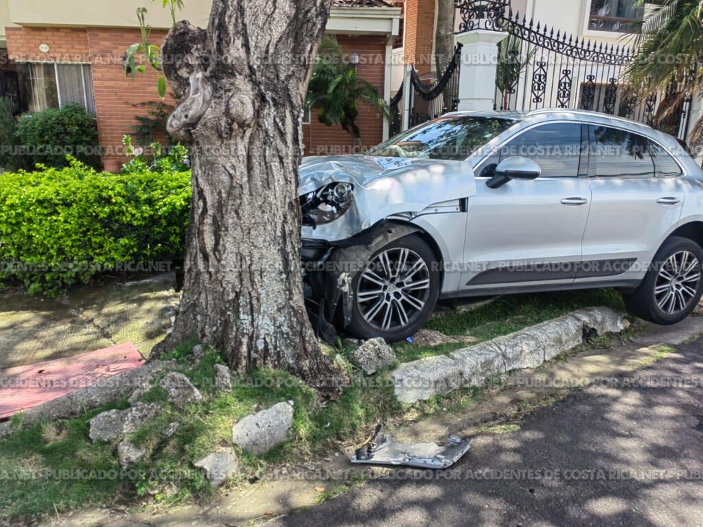 Chocar el vehículo con un poste, pared, portón u otro objeto fijo ...